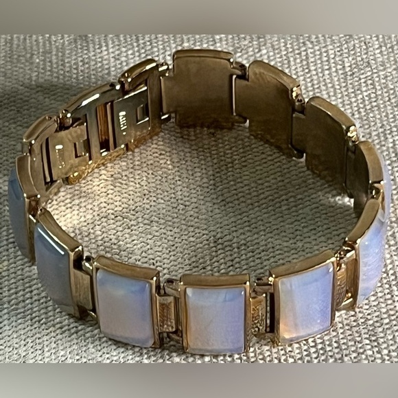 ✨ Vintage-Style Gold Tone Link Bracelet with Iridescent Panels ✨ - Picture 4 of 8